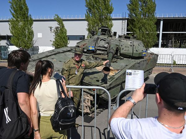 Rusia Pamer Tank hingga Senjata yang Disita dari Ukraina