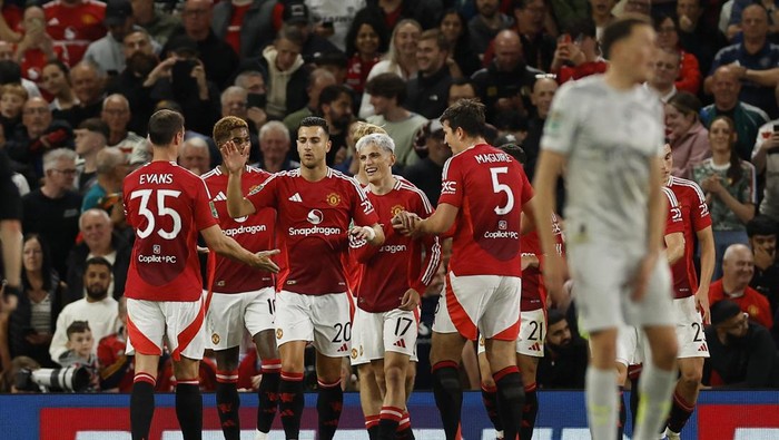 Soccer Football - Carabao Cup - Third Round - Manchester United v Barnsley - Old Trafford, Manchester, Britain - September 17, 2024 Manchester Uniteds Alejandro Garnacho celebrates scoring their third goal with teammates Action Images via Reuters/Jason Cairnduff EDITORIAL USE ONLY. NO USE WITH UNAUTHORIZED AUDIO, VIDEO, DATA, FIXTURE LISTS, CLUB/LEAGUE LOGOS OR LIVE SERVICES. ONLINE IN-MATCH USE LIMITED TO 120 IMAGES, NO VIDEO EMULATION. NO USE IN BETTING, GAMES OR SINGLE CLUB/LEAGUE/PLAYER PUBLICATIONS. PLEASE CONTACT YOUR ACCOUNT REPRESENTATIVE FOR FURTHER DETAILS..