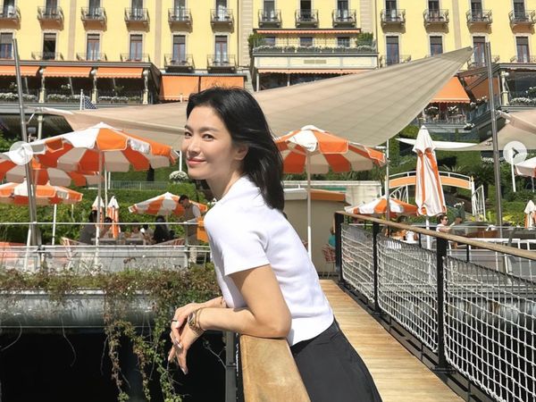 7 Gaya Song Hye Kyo Liburan ke Lake Como, Harga Kaosnya di Luar Perkiraan