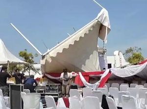 Angin Kencang Robohkan Tenda di Alun-alun Cianjur, 1 Orang Terluka Angin Kencang Robohkan Tenda di Alun-alun Cianjur, 1 Orang Terluka