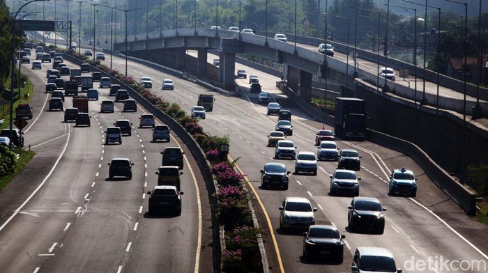Tarif Tol BSD Naik, Golongan I Kaprikornus Rp 9.500 Sejumlah kendaraan melintas di ruas tol Serpong - Pondok Aren, Serpong, Tangerang Selatan, Banten, Rabu (18/9/2024). Tarif jalan tol Serpong - Pondok Aren yang semula dari Rp7.000 naik menjadi Rp9.500 dan mulai berlaku Minggu (15/9).