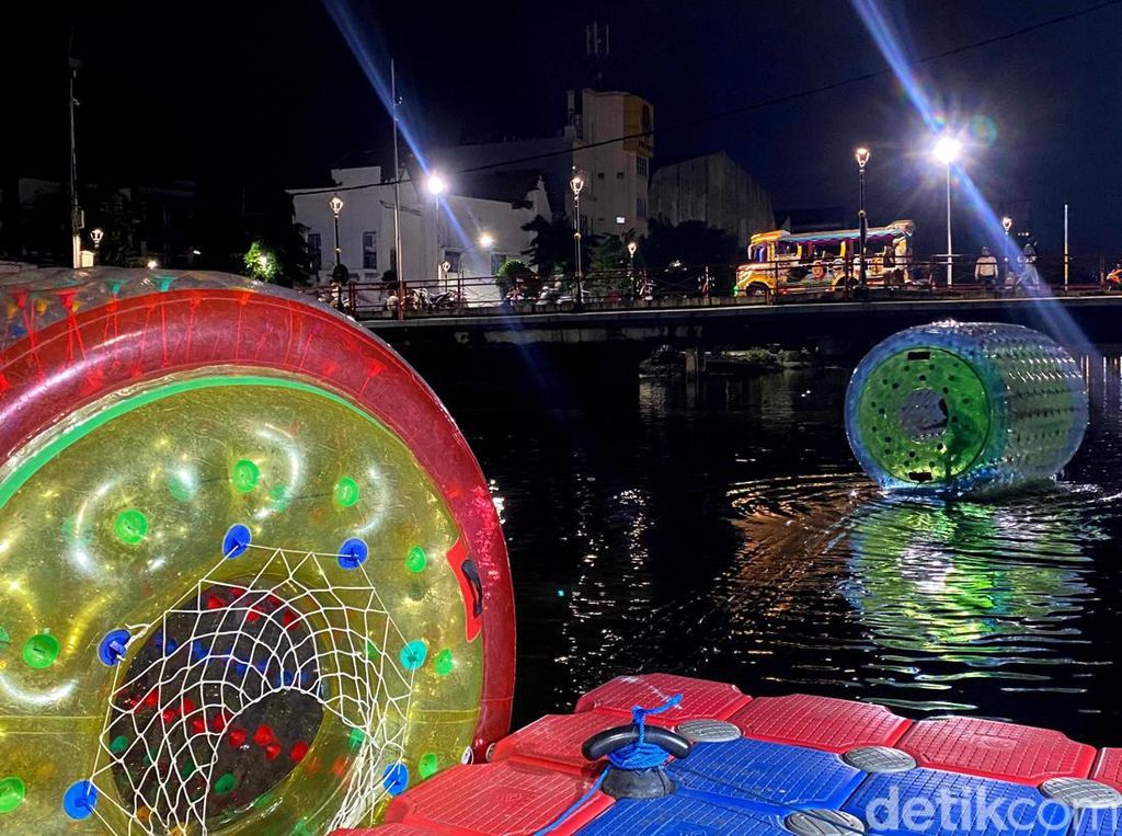 Wahana Bola Air Primadona Baru di Wisata Sungai Kalimas Wahana Bola Air Primadona Baru di Wisata Sungai Kalimas