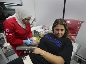 Warga Donorkan Darah untuk Korban Ledakan Pager di Lebanon Warga Donorkan Darah untuk Korban Ledakan Pager di Lebanon
