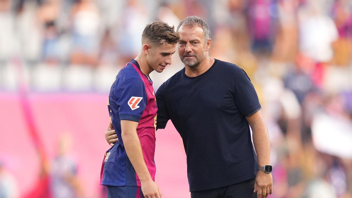 Hansi Flick menegaskan bahwa Barcelona lebih baik lagi. (Foto: Getty Images/Alex Caparros)