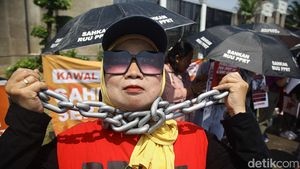 Bawa Rantai Besar, PRT Beraksi di Depan Gedung DPR