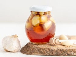 Tips Ahli Gizi untuk Kulit Glowing, Konsumsi Bawang Putih Campur Madu