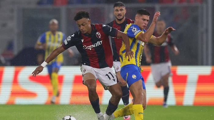 BOLOGNA, ITALY - SEPTEMBER 18: Dan Ndoye of Bologna FC 1909 battles for the ball with Georgiy Sudakov of FC Shakhtar Donetsk during the UEFA Champions League 2024/25 League Phase MD1 match between Bologna FC 1909 and FC Shakhtar Donetsk at Stadio Renato DallAra on September 18, 2024 in Bologna, Italy. (Photo by Gabriele Maltinti/Getty Images)