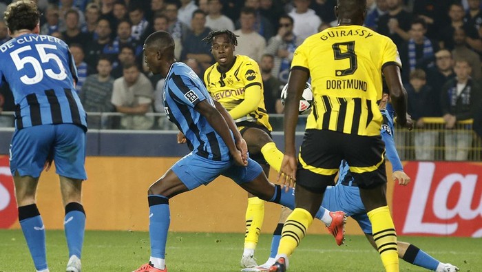 Dortmunds Jamie Gittens, center, scores the opening goal during the Champions League opening phase soccer match between Club Brugge and Borussia Dortmund at Jan Breydelstadion in Bruges, Belgium, Wednesday, Sept. 18, 2024. (AP Photo/Omar Havana)