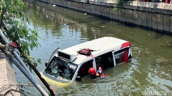 Evakuasi Angkutan Wira Wiri Tercebur Sungai di Surabaya