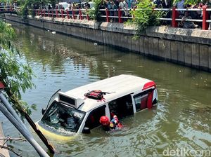 Evakuasi Angkutan Wira Wiri Tercebur Sungai di Surabaya
