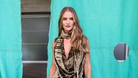 Foto: Gaya Artis Hingga Bangsawan di Front Row Burberry Summer 2025