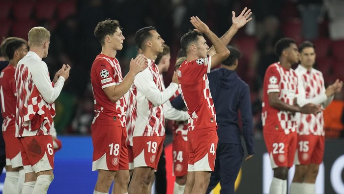 Gironas players leave the pitch after they lost the Champions League opening phase soccer match between Paris Saint-Germain and Girona at the Parc des Princes stadium in Paris, France, Wednesday, Sept. 18, 2024. (AP Photo/Christophe Ena)