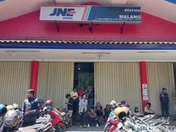 Gudang JNE Kota Malang Digeruduk Customer yang Paketnya Belum Tiba