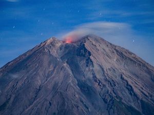 Gunung Semeru Alami 85 Kali Gempa Letusan