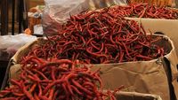 Harga Cabai Merah Keriting di Pasar Kramat Jati Turun