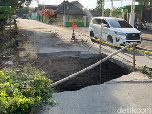 Jalan Cor Antar Kecamatan di Mojokerto Mendadak Amblas, Ini Pemicunya Jalan Cor Antar Kecamatan di Mojokerto Mendadak Amblas, Ini Pemicunya
