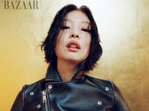 7 Gaya Jennie BLACKPINK Tampil Badass dengan Rambut Bob dan Baju Transparan