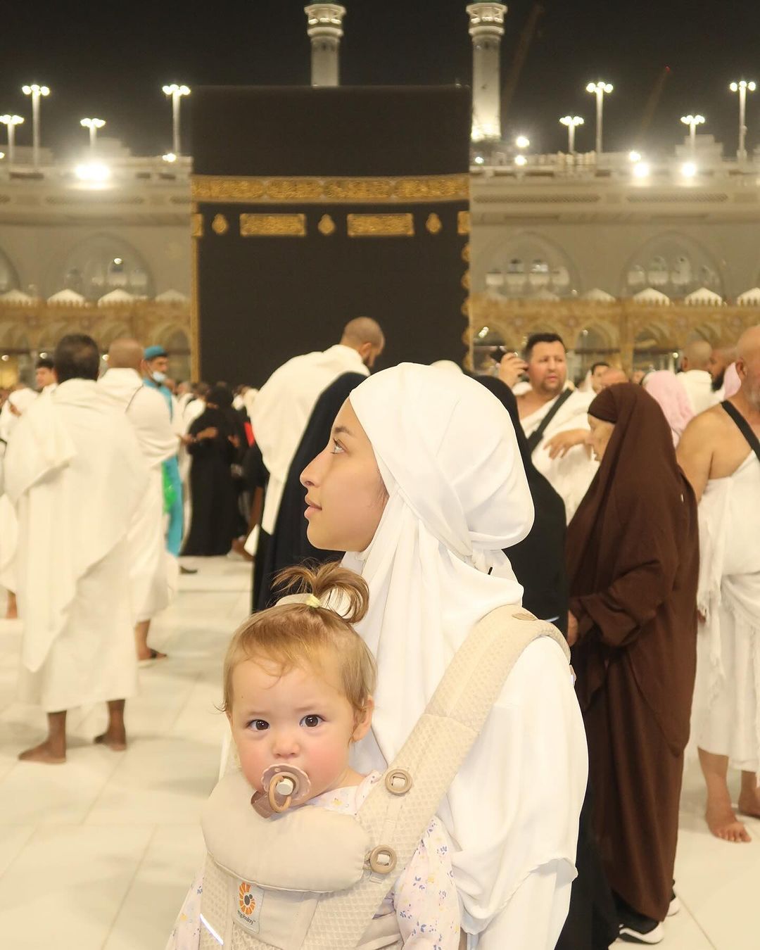 Jennifer Coppen dan Kamari umrah