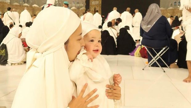 Jennifer Coppen dan Kamari umrah