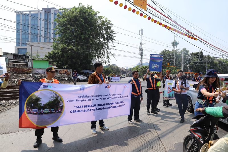 KAI-Korlantas Polri Sosialisasikan Budaya Taat Berlalu Lintas di Perlintasan
