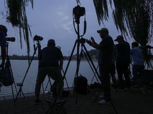 Kala Fotografer China Berburu Momen Supermoon