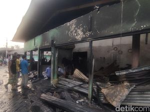 Kebakaran Pasar Sepanjang Sidoarjo Padam, 9 Kios Hangus Terbakar Kebakaran Pasar Sepanjang Sidoarjo Padam, 9 Kios Hangus Terbakar