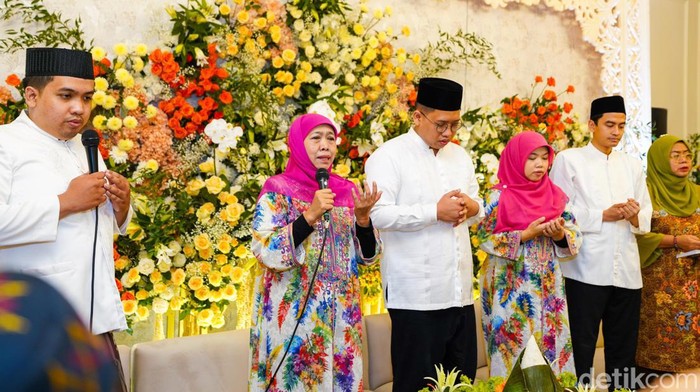 Khofifah memulai ijab kabul puteranya dengan pembagian sokongan untuk anak yatim dan dhuafa. Khofifah memulai ijab kabul puteranya dengan pembagian sokongan untuk anak yatim dan dhuafa.