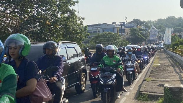 Lalin di Jalan Akses UI Depok Macet Pagi Ini