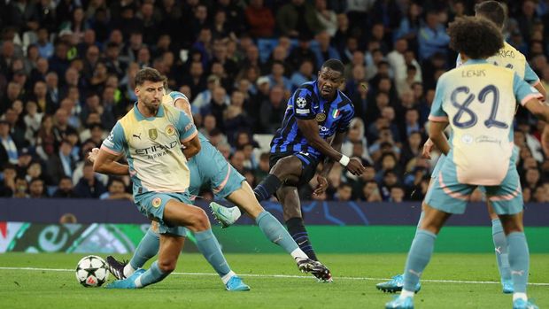 Soccer Football - Champions League - Manchester City v Inter Milan - Etihad Stadium, Manchester, Britain - September 18, 2024 Manchester City's Ruben Dias in action as Inter Milan's Marcus Thuram shoots at goal REUTERS/Phil Noble