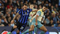 Hakan Calhanoglu (Inter Milan). Paling senior di daftar ini karena sudah 30 tahun. Dia memiliki pengalaman dan seperti Rodri, suka bergerak maju ke depan dan membantu mencetak gol. Nerazzurri kabarnya bersedia melepasnya jika ada tawaran tinggi. Foto: REUTERS/Phil Noble