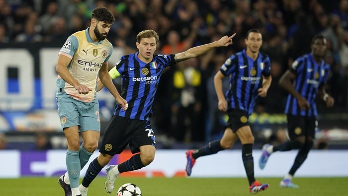 Manchester Citys Josko Gvardiol, left, is challenged by Inter Milans Nicolo Barella during the Champions League opening phase soccer match between Manchester City and Inter Milan at the Etihad Stadium, in Manchester, England, Wednesday, Sept. 18, 2024. (AP Photo/Dave Thompson)