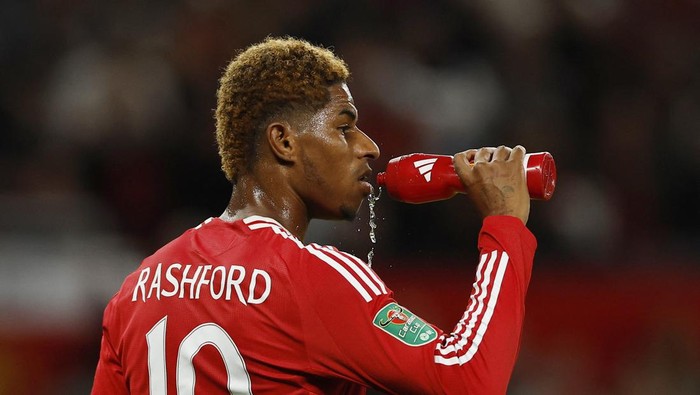 Soccer Football - Carabao Cup - Third Round - Manchester United v Barnsley - Old Trafford, Manchester, Britain - September 17, 2024 Manchester Uniteds Marcus Rashford takes a drink during a break in play Action Images via Reuters/Jason Cairnduff EDITORIAL USE ONLY. NO USE WITH UNAUTHORIZED AUDIO, VIDEO, DATA, FIXTURE LISTS, CLUB/LEAGUE LOGOS OR LIVE SERVICES. ONLINE IN-MATCH USE LIMITED TO 120 IMAGES, NO VIDEO EMULATION. NO USE IN BETTING, GAMES OR SINGLE CLUB/LEAGUE/PLAYER PUBLICATIONS. PLEASE CONTACT YOUR ACCOUNT REPRESENTATIVE FOR FURTHER DETAILS..