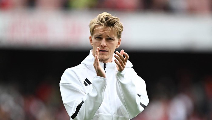 Soccer Football - Premier League - Arsenal v Brighton & Hove Albion - Emirates Stadium, London, Britain - August 31, 2024 Arsenals Martin Odegaard applauds fans after the match REUTERS/Dylan Martinez EDITORIAL USE ONLY. NO USE WITH UNAUTHORIZED AUDIO, VIDEO, DATA, FIXTURE LISTS, CLUB/LEAGUE LOGOS OR LIVE SERVICES. ONLINE IN-MATCH USE LIMITED TO 120 IMAGES, NO VIDEO EMULATION. NO USE IN BETTING, GAMES OR SINGLE CLUB/LEAGUE/PLAYER PUBLICATIONS. PLEASE CONTACT YOUR ACCOUNT REPRESENTATIVE FOR FURTHER DETAILS..