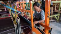 Melihat Pembuatan Kain Tenun Samosir