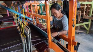 Melihat Pembuatan Kain Tenun Samosir