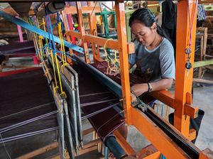 Melihat Pembuatan Kain Tenun Samosir Melihat Pembuatan Kain Tenun Samosir