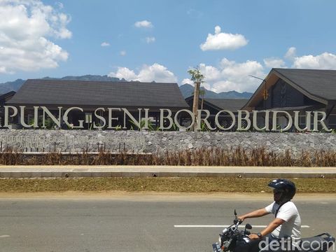 Menko Marves Luhut Binsar Pandjaitan beserta rombongan meninjau Museum dan Kampung Seni Borobudur di Kujon, Kecamatan Borobudur, Kabupaten Magelang, Kamis (19/9/2024).