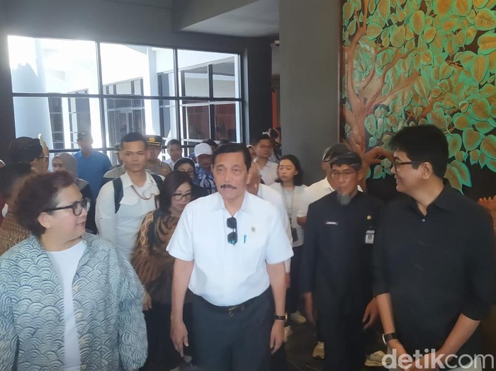 Menko Marves Luhut Binsar Pandjaitan beserta rombongan meninjau Museum dan Kampung Seni Borobudur di Kujon, Kecamatan Borobudur, Kabupaten Magelang, Kamis (19/9/2024). Menko Marves Luhut Binsar Pandjaitan beserta rombongan meninjau Museum dan Kampung Seni Borobudur di Kujon, Kecamatan Borobudur, Kabupaten Magelang, Kamis (19/9/2024).