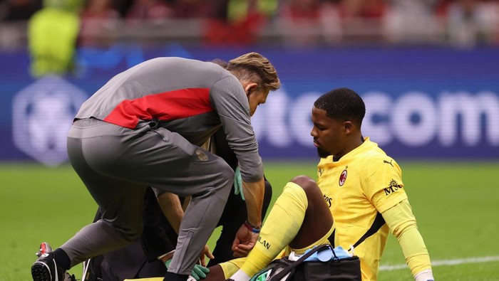 Soccer Football - Champions League - AC Milan v Liverpool - San Siro, Milan, Italy - September 17, 2024 AC Milans Mike Maignan receives medical attention after sustaining an injury REUTERS/Claudia Greco