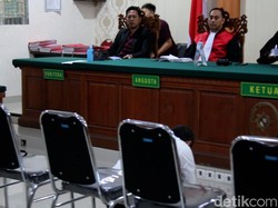 Nyoman Sukena Sujud Syukur Divonis Bebas dalam Kasus Landak Jawa