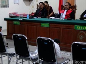 Nyoman Sukena Sujud Syukur Divonis Bebas dalam Kasus Landak Jawa Nyoman Sukena Sujud Syukur Divonis Bebas dalam Kasus Landak Jawa