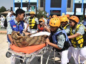 Momen Siswa SMP di Bekasi Belajar Penanganan Korban Gempa Bumi