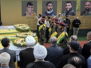 Ribuan Warga Iringi Pemakaman Korban Ledakan Pager di Lebanon Ribuan Warga Iringi Pemakaman Korban Ledakan Pager di Lebanon