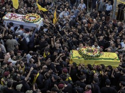 Hizbullah Gelar Upacara Pemakaman Komandan yang Tewas dalam Serangan Israel