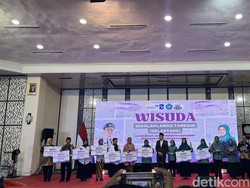 Wisuda Sekolah Lansia Tangguh, Walkot Eri: Bersama Lansia, Surabaya Hebat