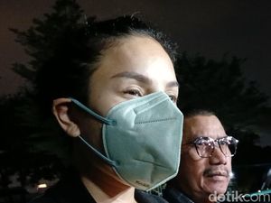 Sikap Nikita Mirzani Dampingi Anak Jalani Pemeriksaan di Kantor Polisi Sikap Nikita Mirzani Dampingi Anak Jalani Pemeriksaan di Kantor Polisi