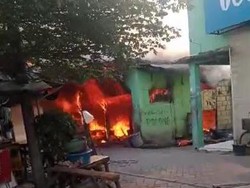 6 Mobil PMK Diterjunkan Padamkan Api di Pasar Sepanjang Sidoarjo