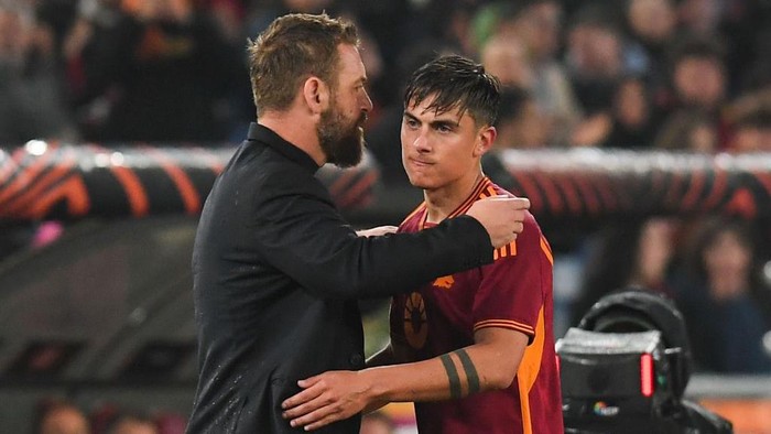 ROME, ITALY - APRIL 18: Daniele De Rossi head coach of AS Roma greets Paulo Dybala of AS Roma during the UEFA Europa League 2023/24 Quarter-Final second leg match between AS Roma and AC Milan at Stadio Olimpico on April 18, 2024 in Rome, Italy. (Photo by Silvia Lore/Getty Images) (Photo by Silvia Lore/Getty Images)