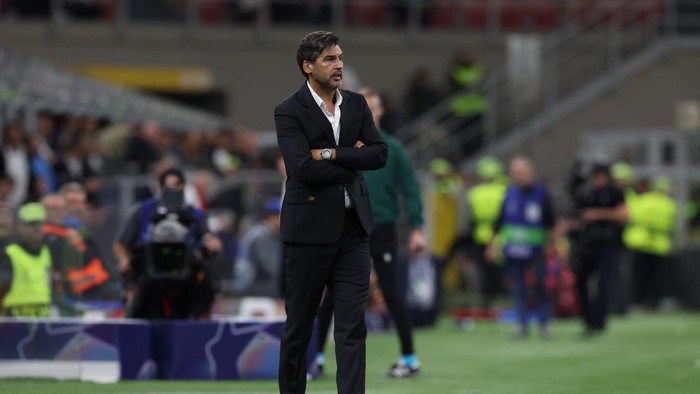 MILAN, ITALY - SEPTEMBER 17:  Head coach of AC Milan Paulo Fonseca reacts during the UEFA Champions League 2024/25 League Phase MD1 match between AC Milan and Liverpool FC at Stadio San Siro on September 17, 2024 in Milan, Italy. (Photo by Claudio Villa/AC Milan via Getty Images)