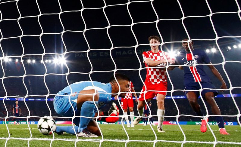 Soccer Football - Champions League - Paris St Germain v Girona - Parc des Princes, Paris, France - September 18, 2024 Girona's Paulo Gazzaniga misses the ball as Paris St Germain's Nuno Mendes scores their first goal REUTERS/Sarah Meyssonnier     TPX IMAGES OF THE DAY